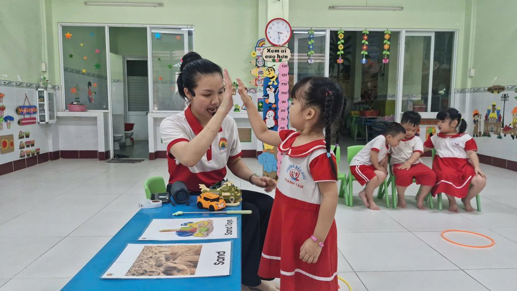 Giờ học tiếng Anh của bé năm học 2025-2026