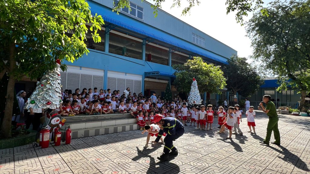 TẬP HUẤN PCCC CHO GIÁO VIÊN- NHÂN VIÊN VÀ HỌC SINH NĂM HỌC 2025 – 2026